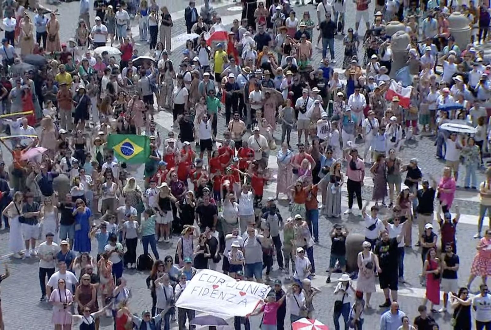 Peregrinos en la plaza de San Pedro