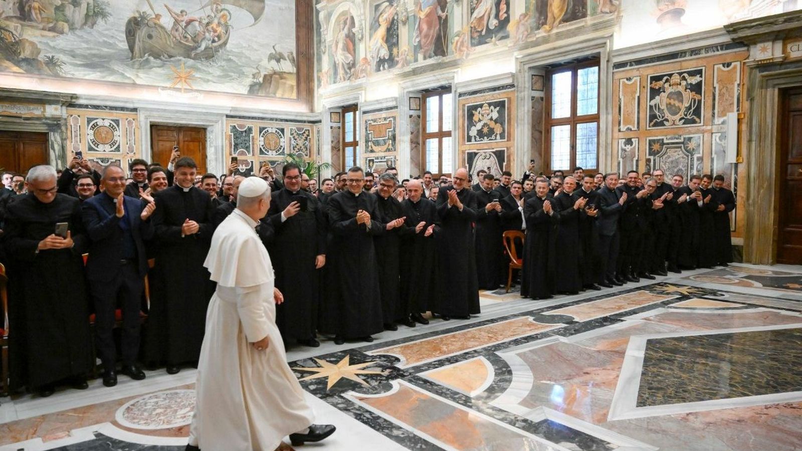 El Papa saluda a los seminaristas en la sala Clementina
