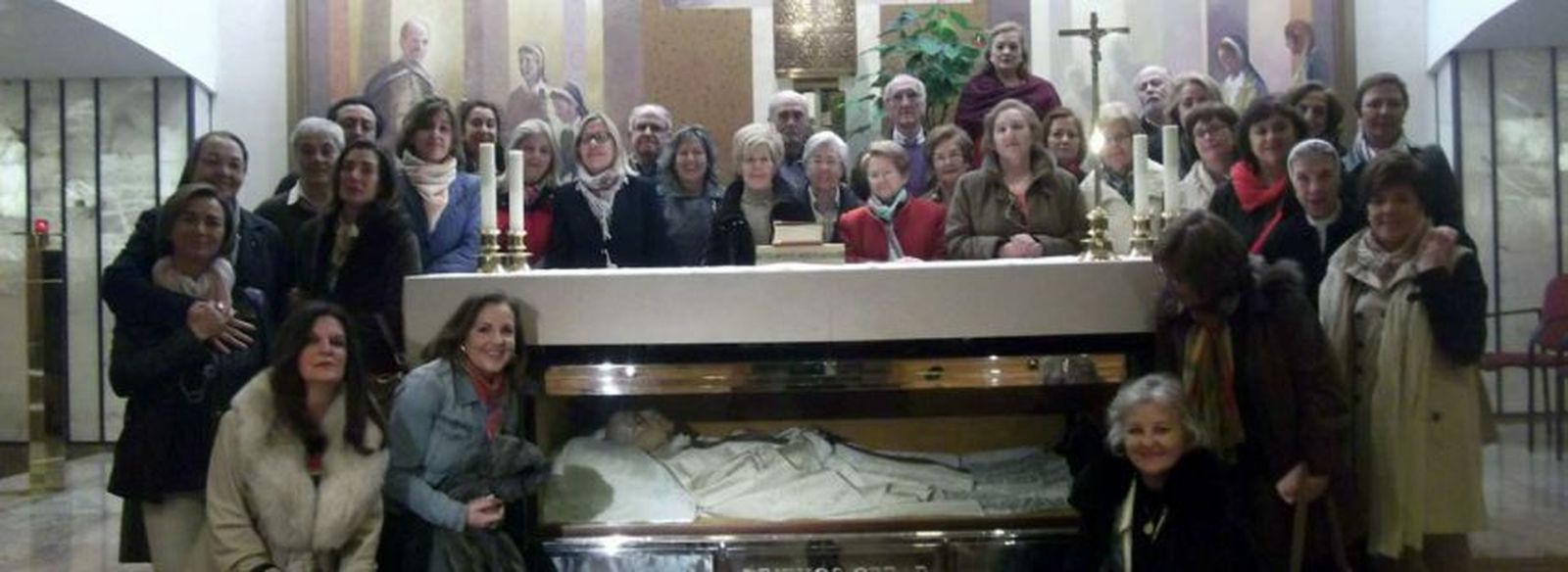 Las calasancias, en la tumba del padre Faustino