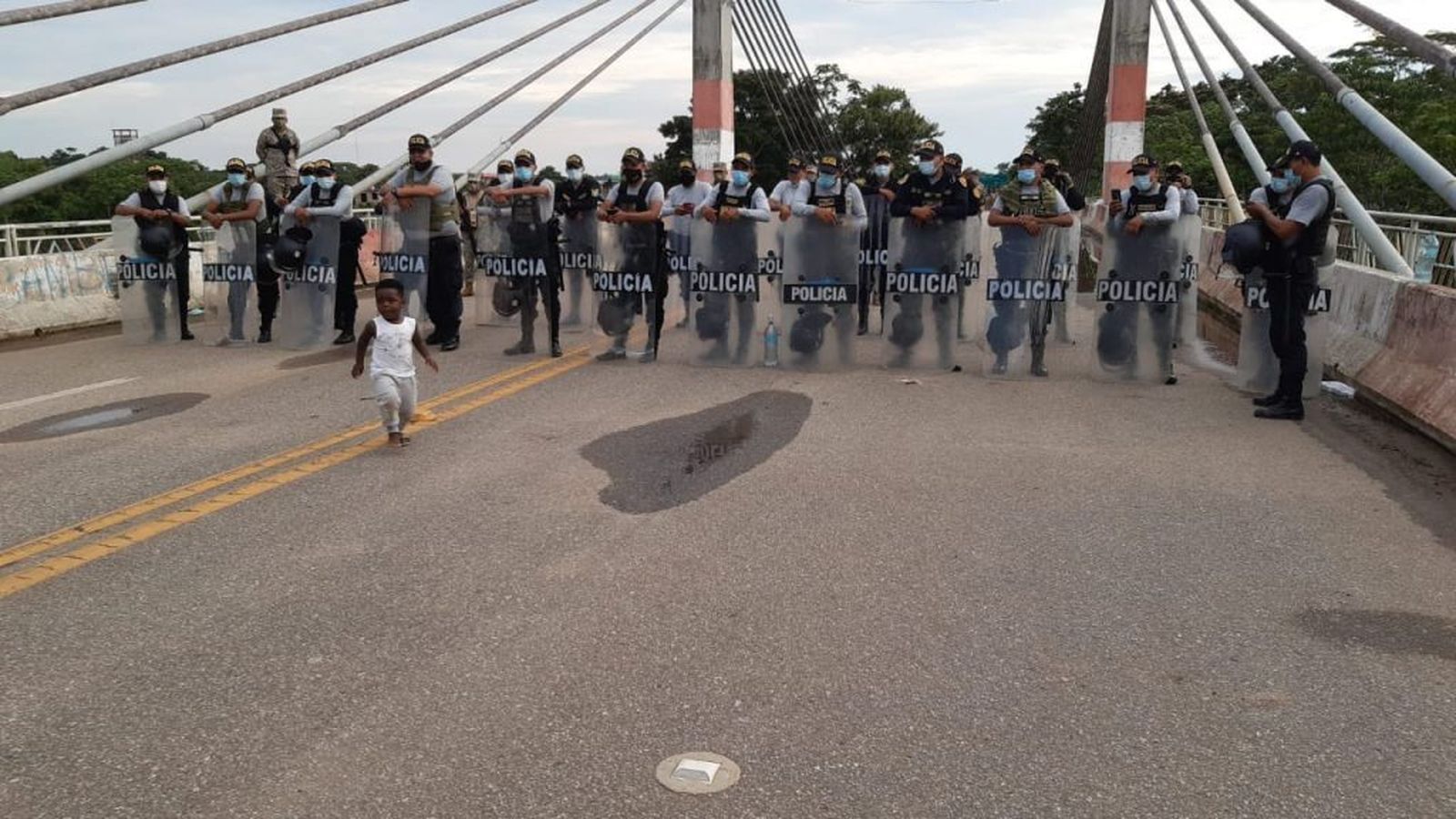 El obispo de Puerto Maldonado pide a las autoridades una solución inmediata a la situación de los migrantes varados en la frontera