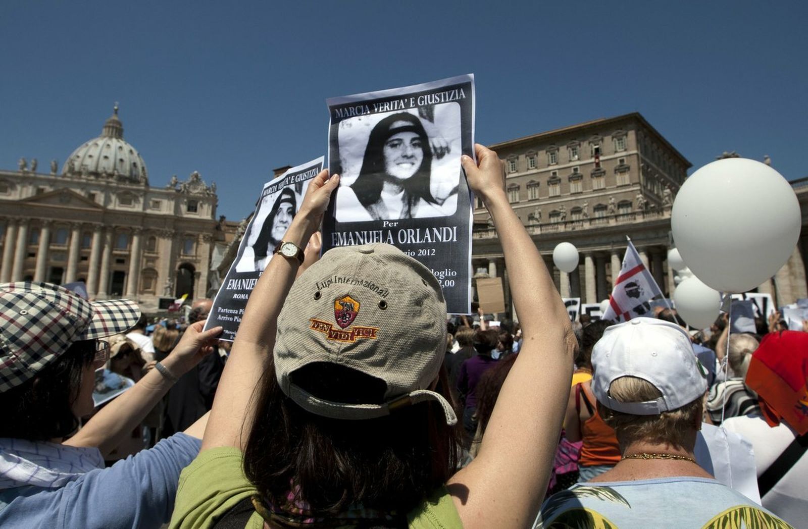 Manifestantes sostienen fotos de Emanuela Orlandi en la marcha de la verdad y la justicia para Emanuela durante la oración de Regina Coeli del Papa Benedicto XVI en la plaza de San Pedro en el Vaticano