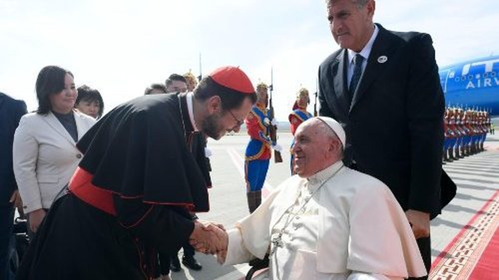 Francisco saluda al cardenal Giorgio Marengo tras pisar suelo de Mongolia
