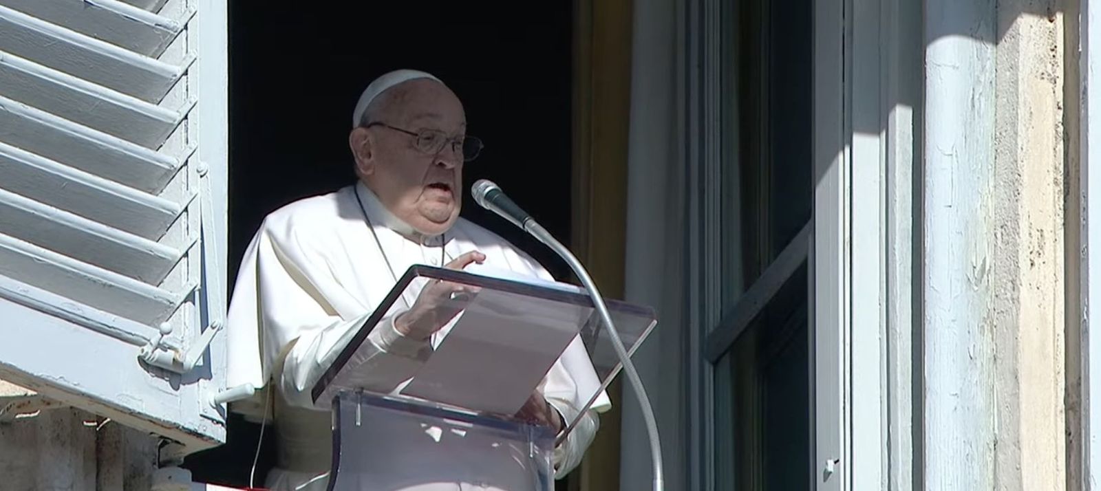 Francisco, durante el Angelus