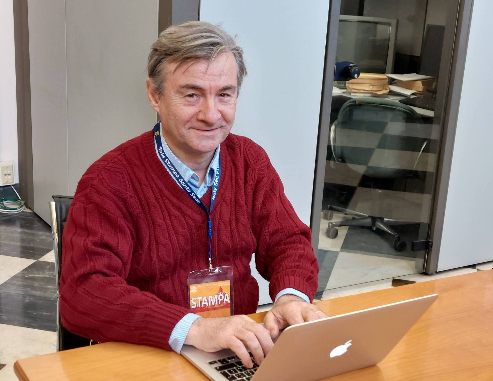 El vaticanista argentino Sergio Mora.