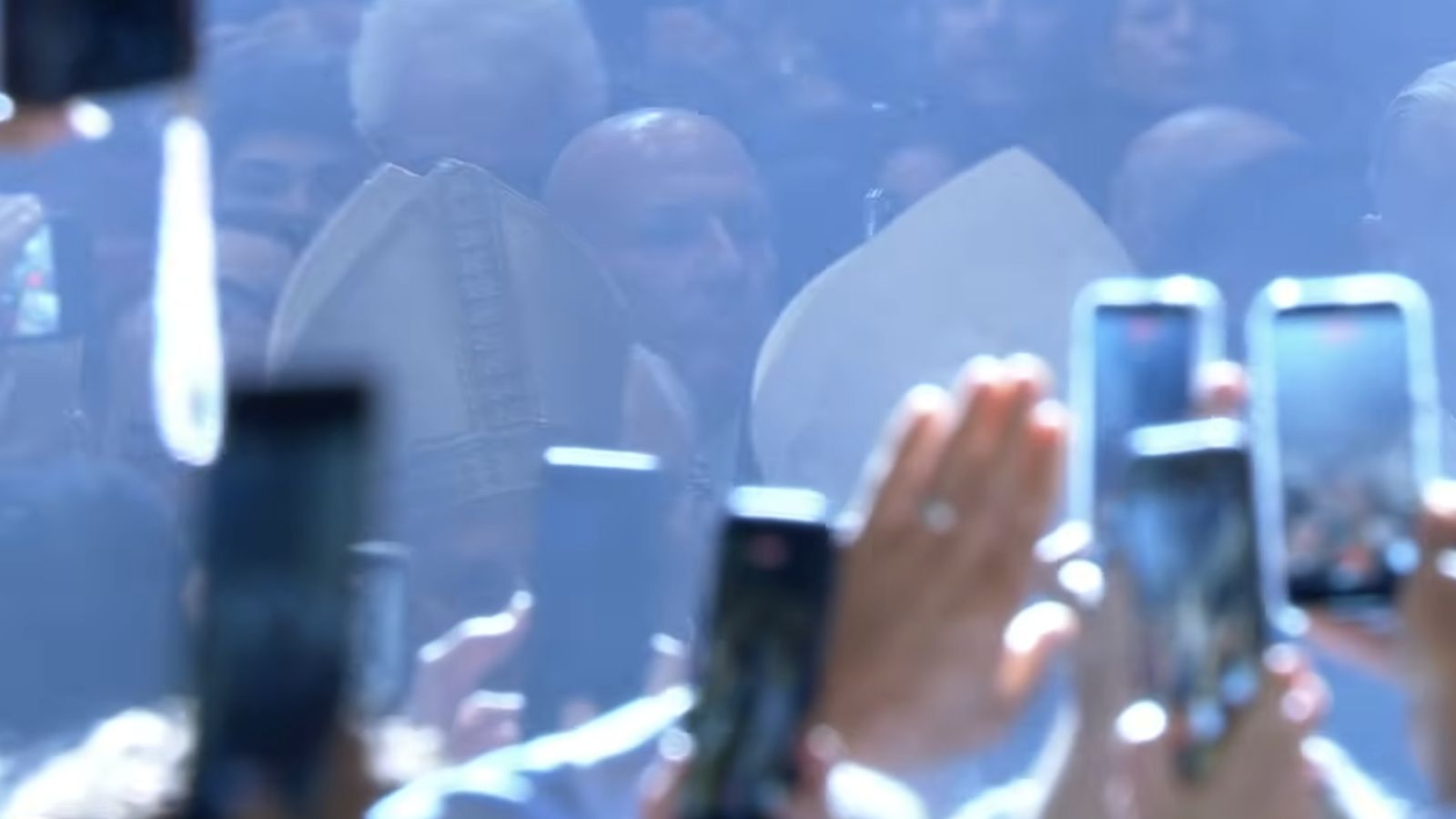 Fieles junto al Papa en la procesión de entrada