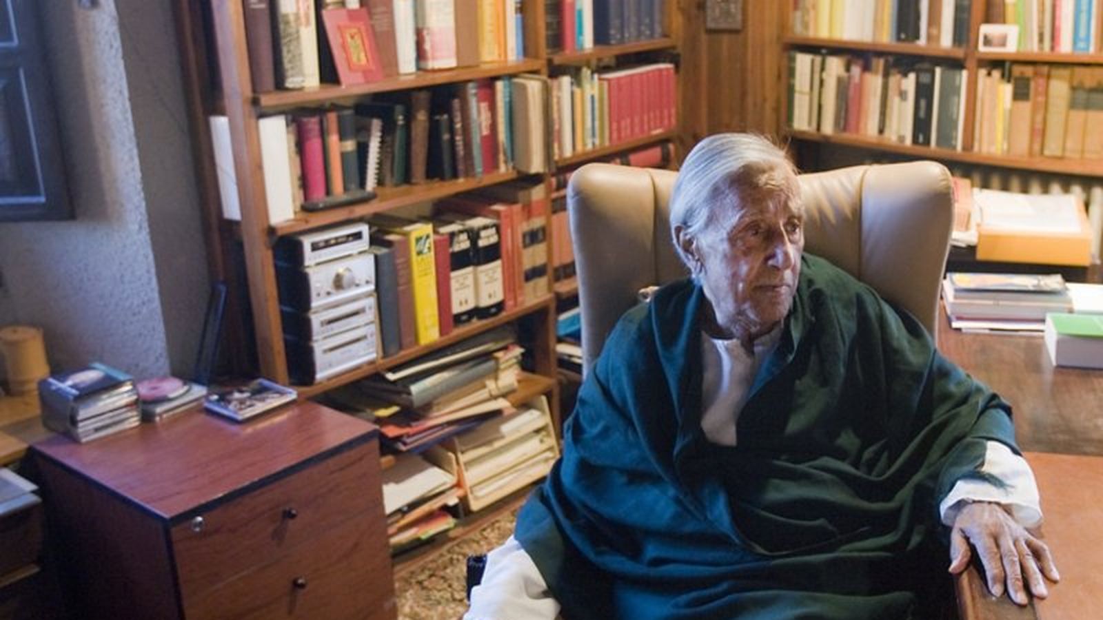 Raimon Panikkar en su biblioteca
