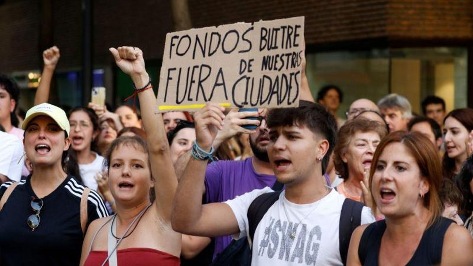 Numerosas personas se concentran en apoyo a Maricarmen, la mujer de 87 desahuciada en la capital