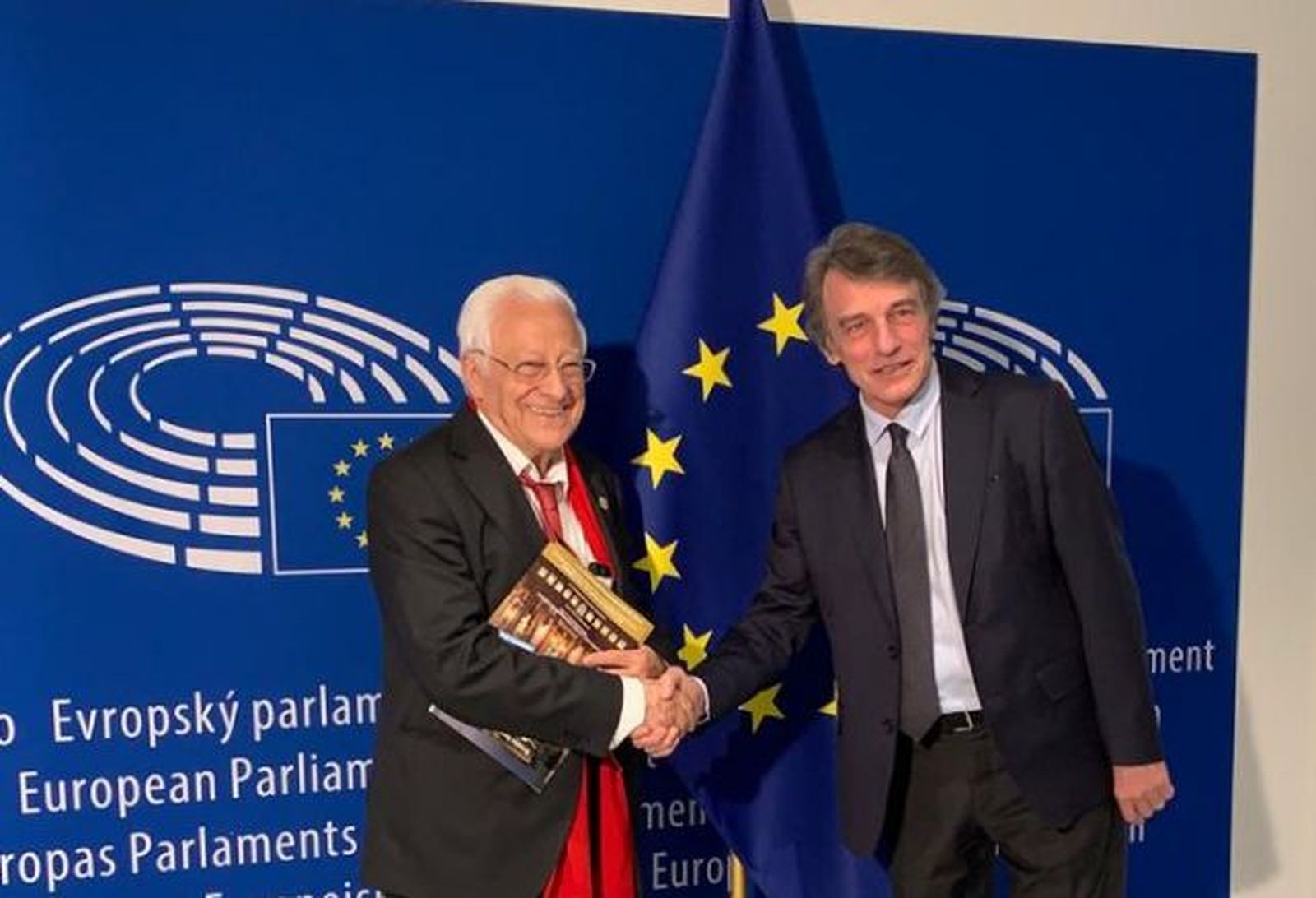 El padre Ángel junto a David Sassoli