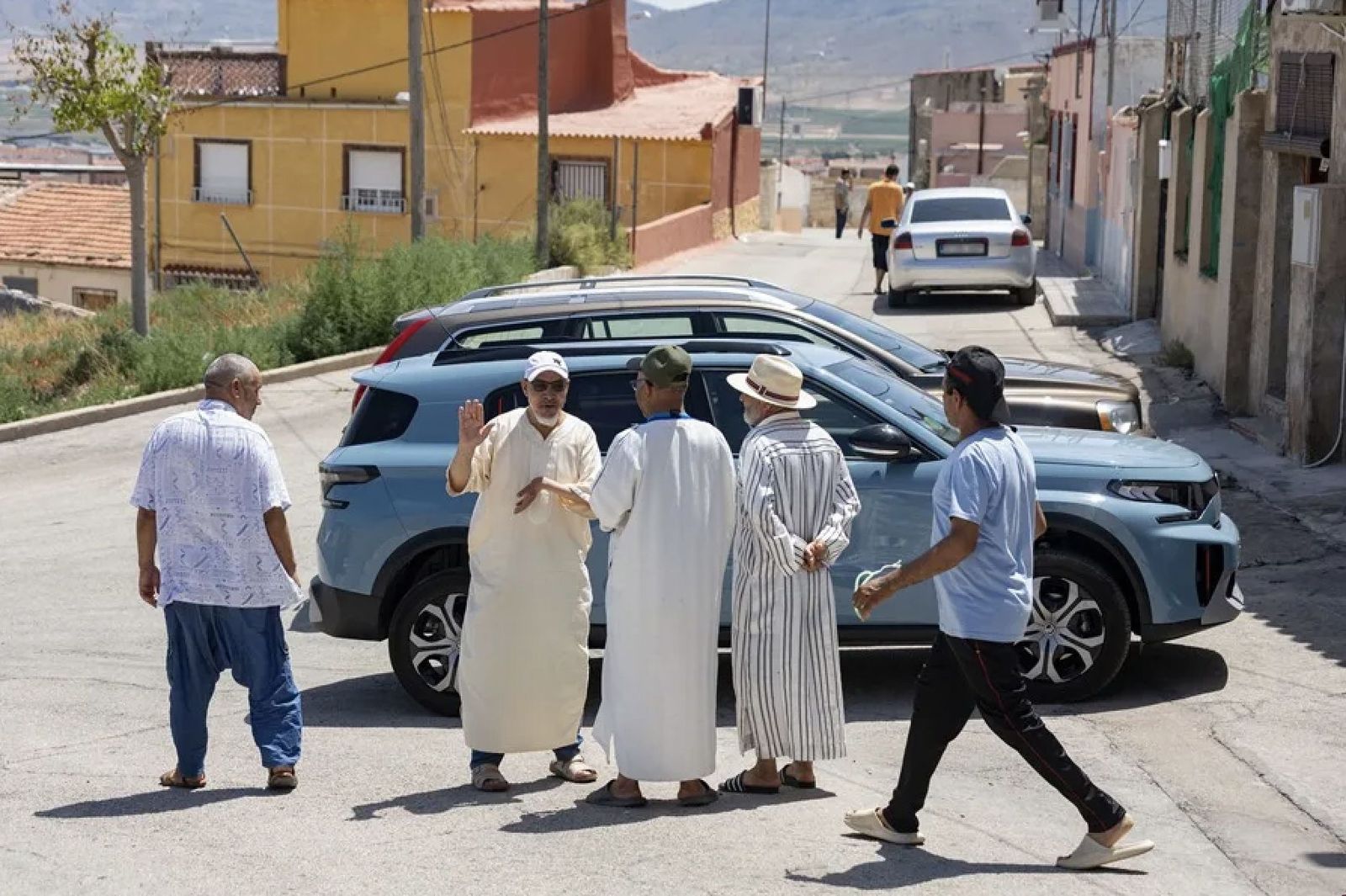 Varios hombres de origen marroquí en el barrio de Nuestra Señora de Fátima de Jumilla