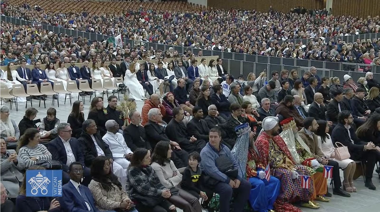 Los fieles escuchan la catequesis de Francisco