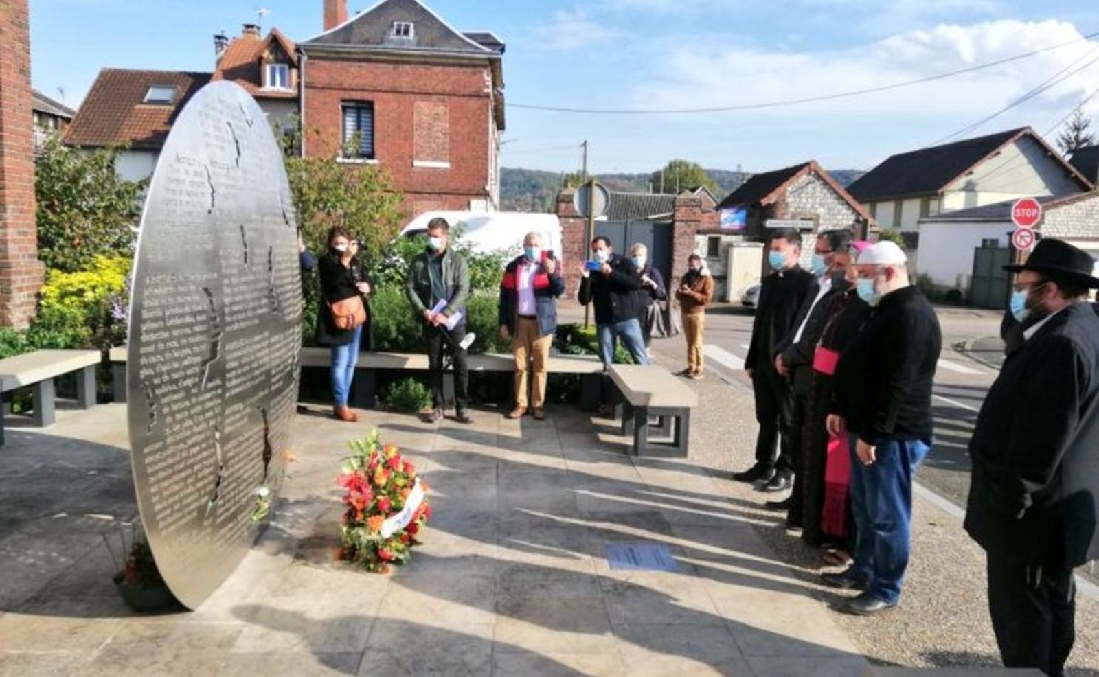 Minuto de silencio en la 'Estela de la fraternidad' de Rouen