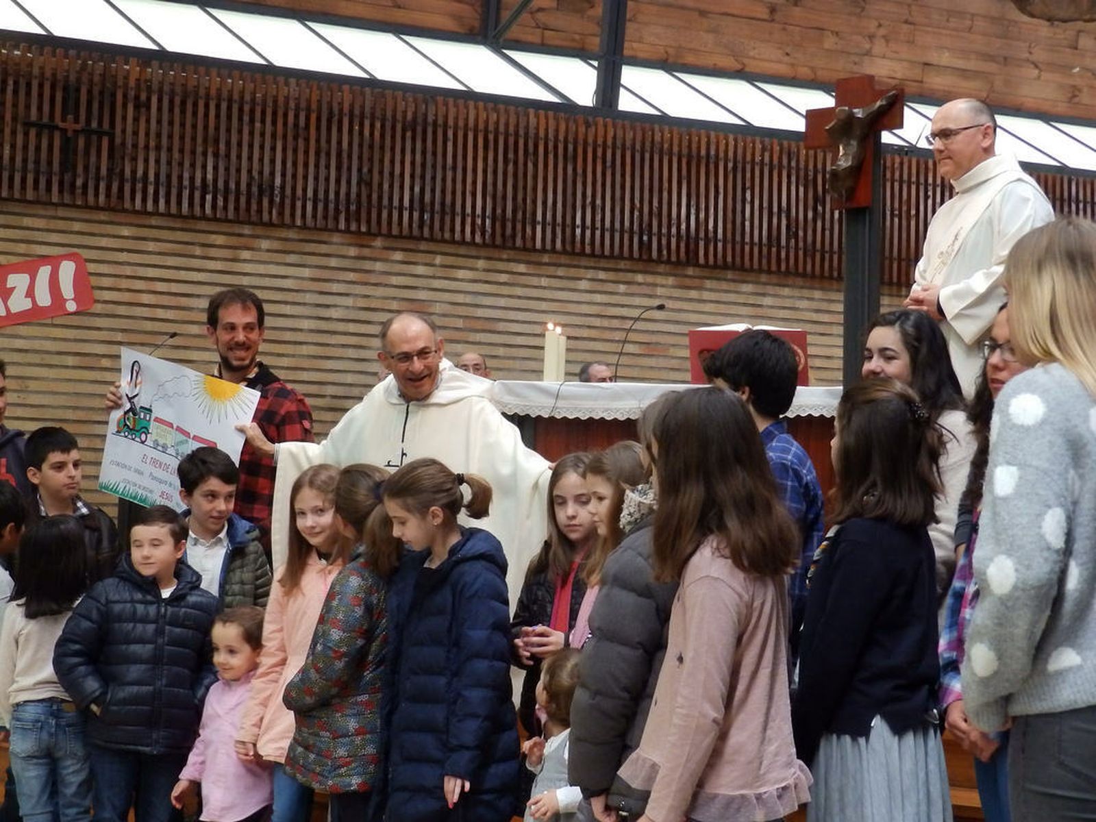 Fray Mitxel, con niños de la parroquia de Los Ángeles, Vitoria-Gasteiz