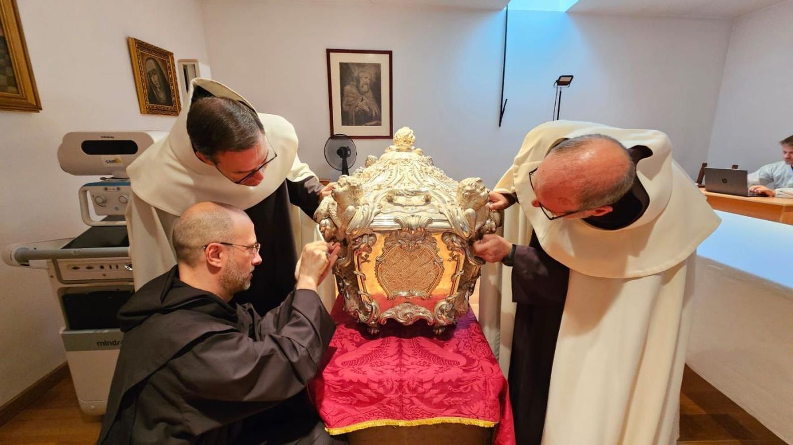Apertura del relicario de Teresa de Jesús