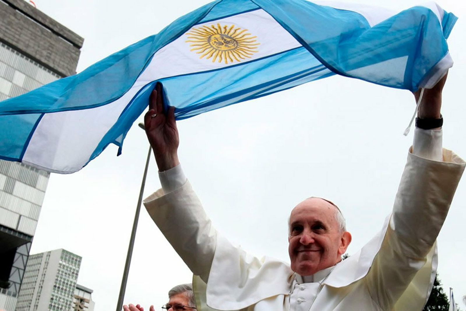 El Papa, con una bandera argentina