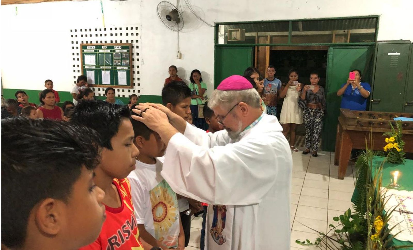 Zon, imponiendo las manos