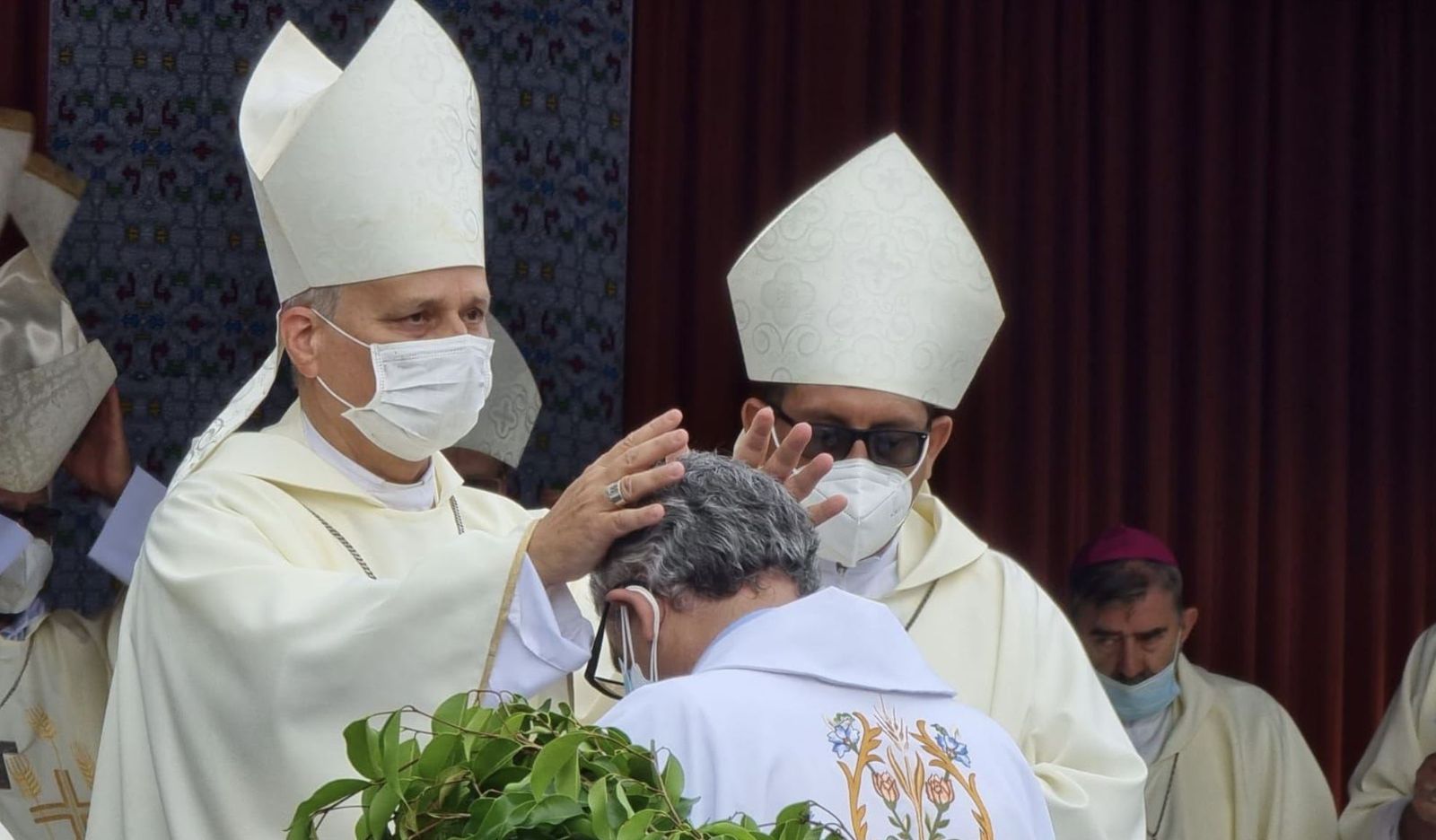 Prevost impone las manos a monseñor Cadenas