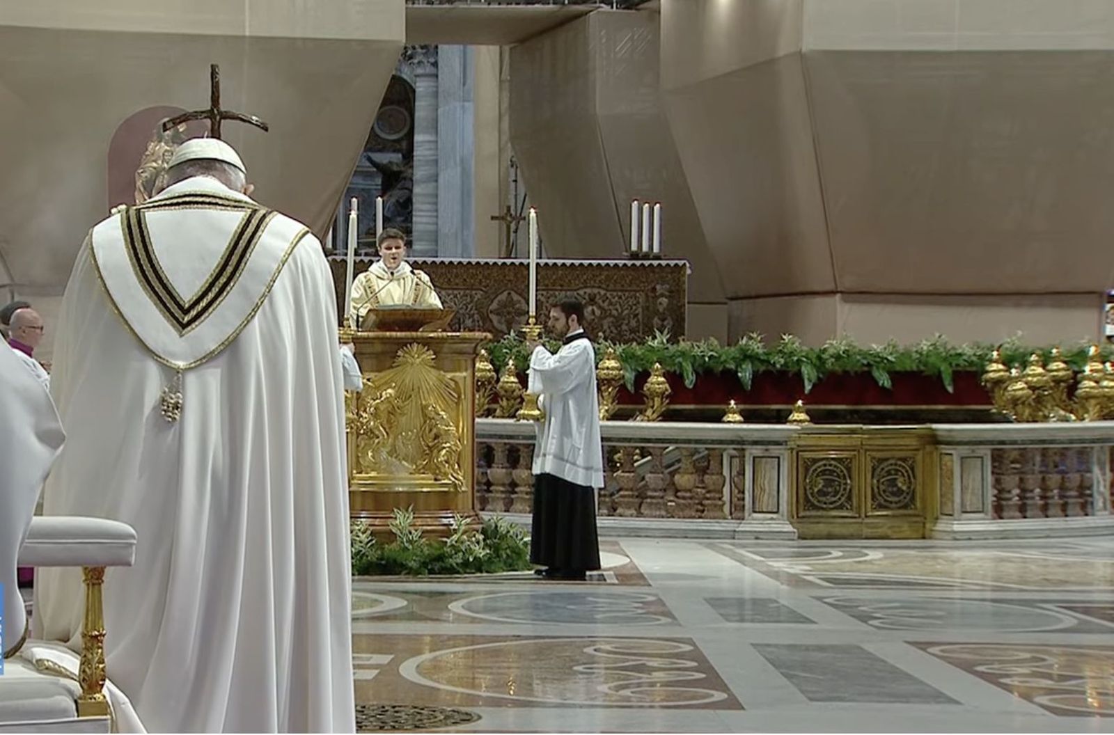 Francisco escucha la proclamación del Evangelio