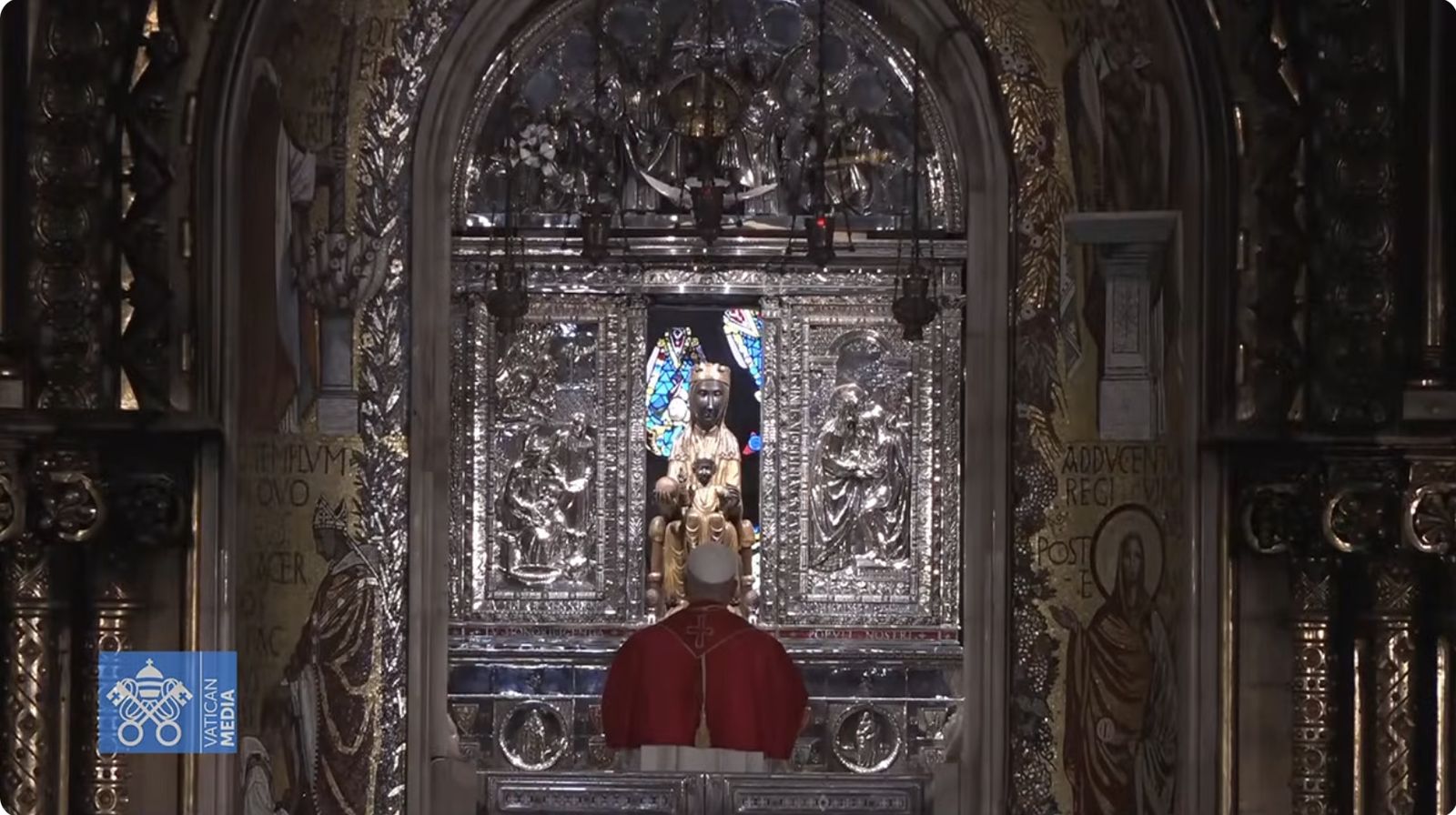 El Papa reza ante la Moreneta