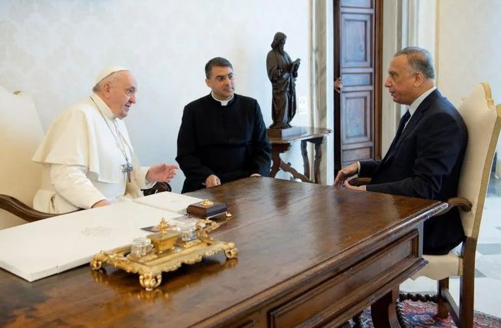 Francisco y Mustafa al Kazemi, primer ministro iraquí