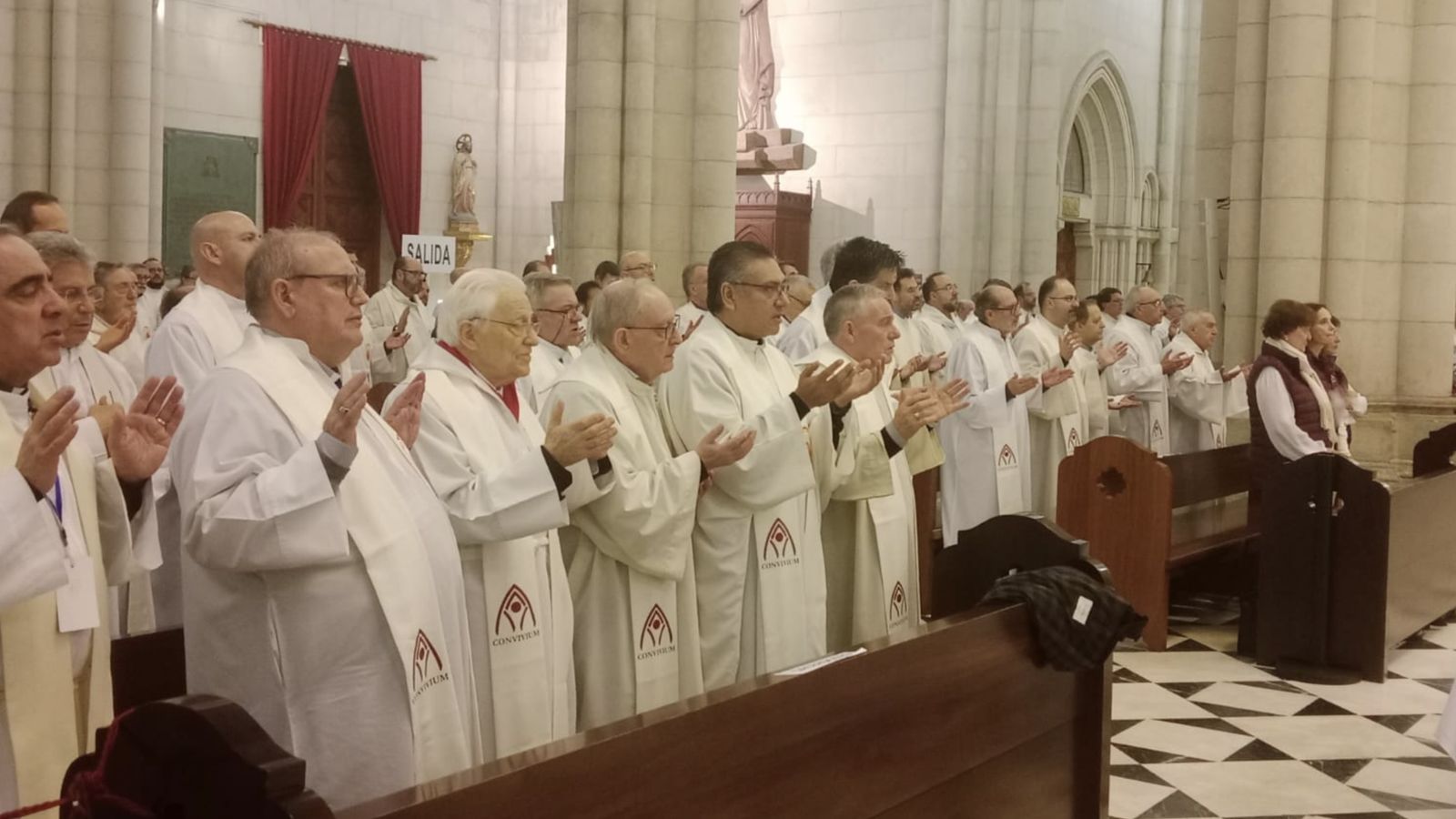 Padre Ángel en la misa de Convivium