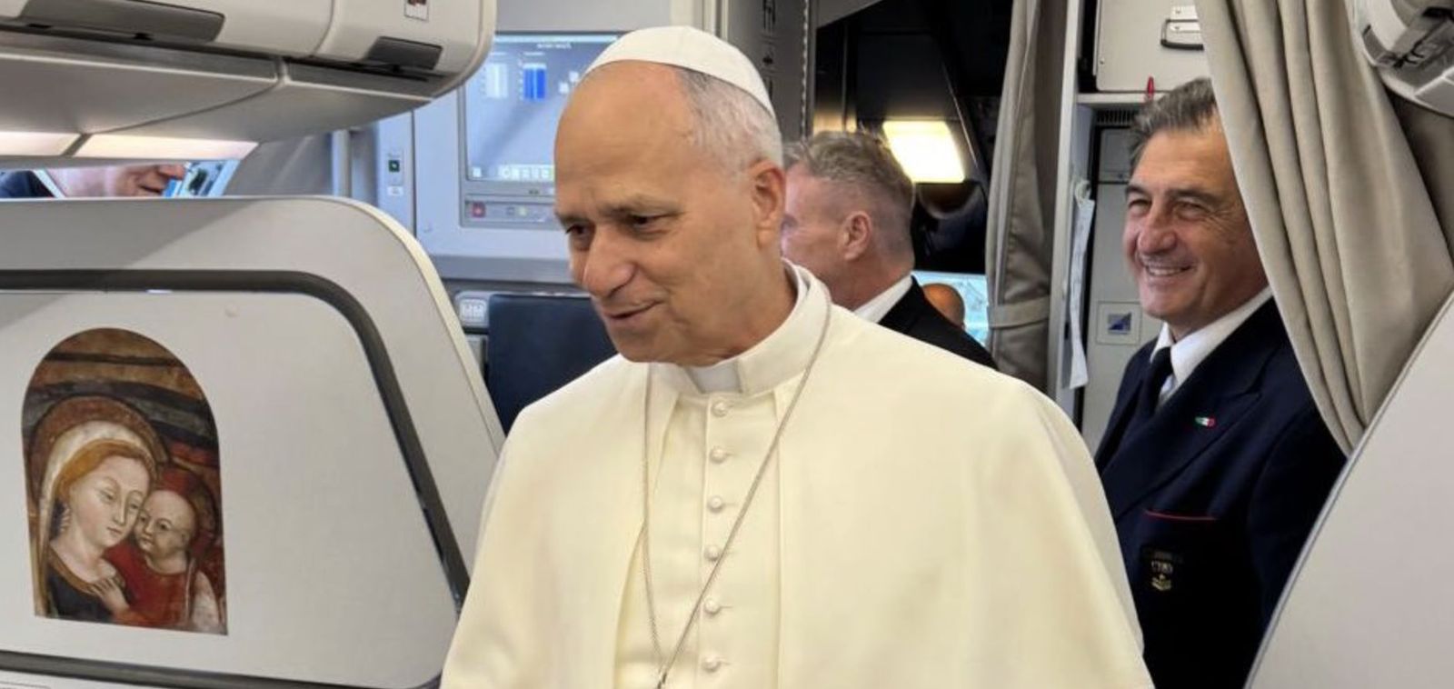 León XIV saluda a la prensa a su entrada en el vuelo que le llevará hasta Ankara