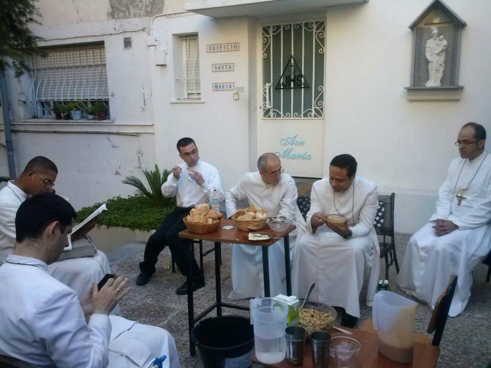 Así comen los padres de Lumen Dei