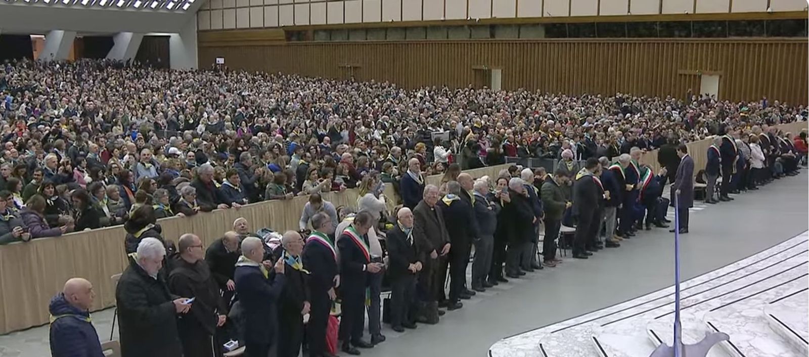 Miles de fieles en el Aula Pablo VI