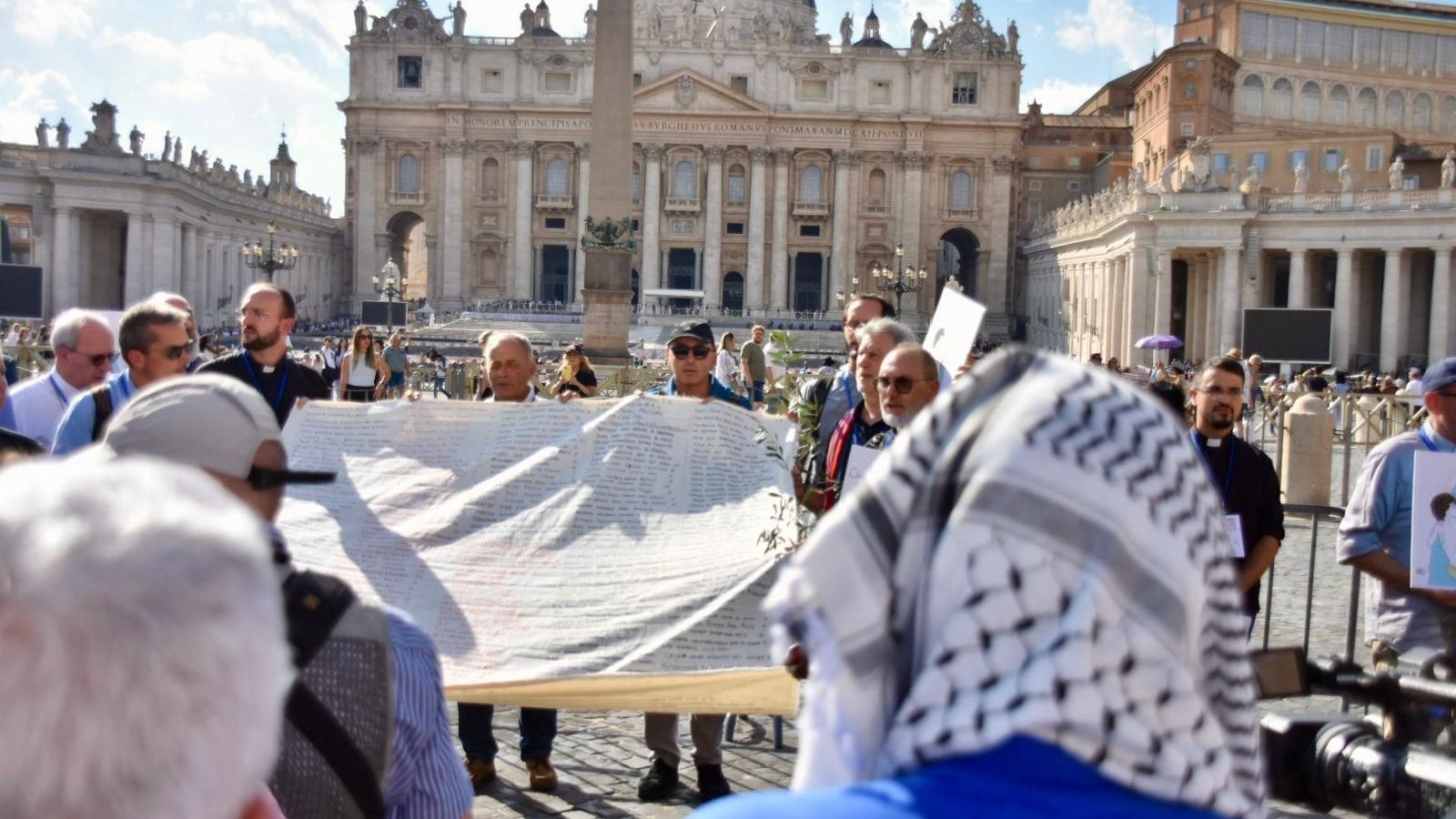 Curas contra el genocidio, ante el Vaticano