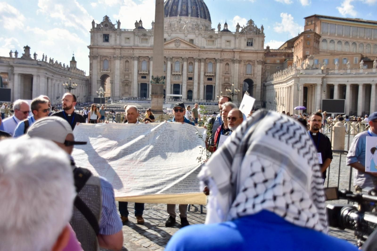 Curas contra el genocidio, ante el Vaticano