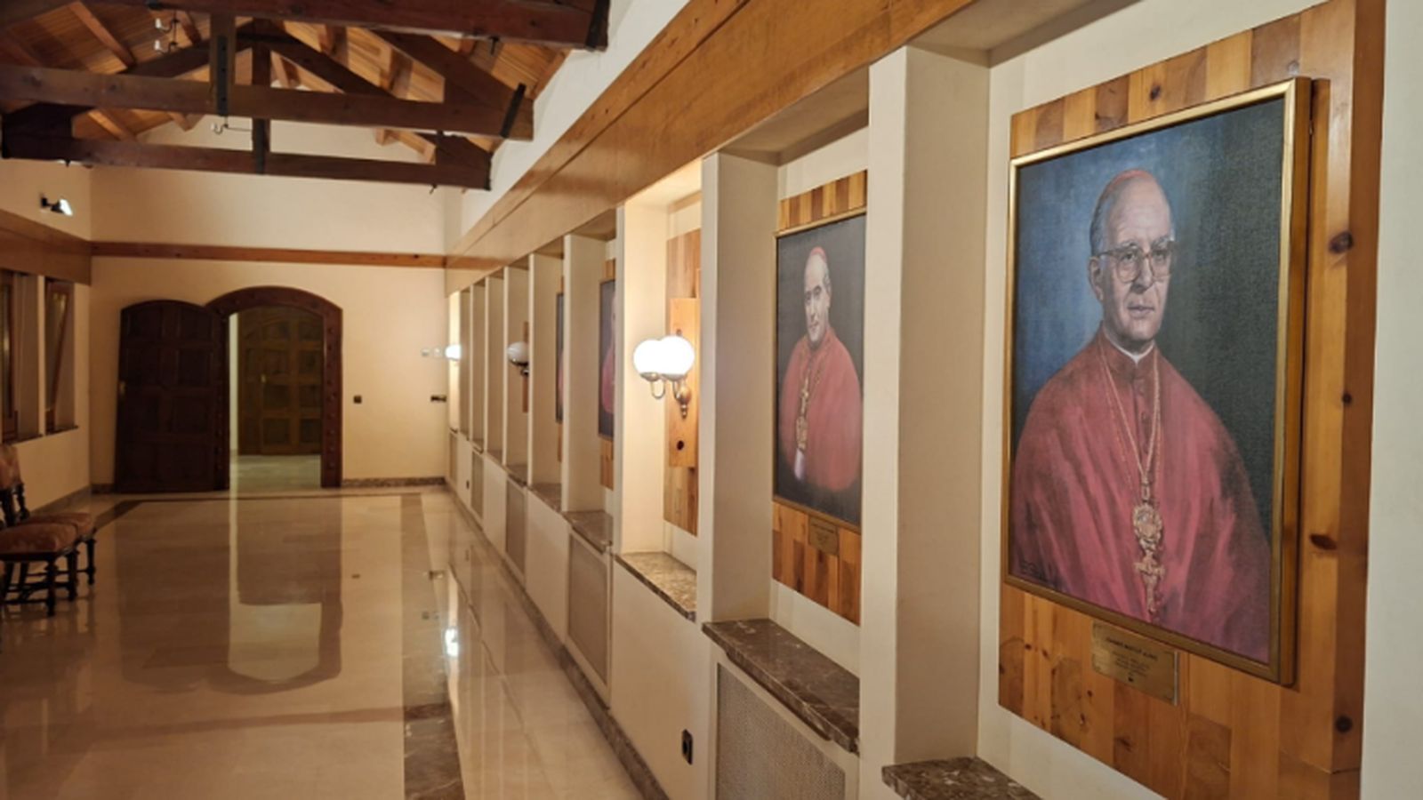 Los retratos de los obispos que han gobernado la diócesis custodian uno de los pasillos del Palacio Episcopal, donde la memoria de Joan Martí Alanis sigue muy presente.