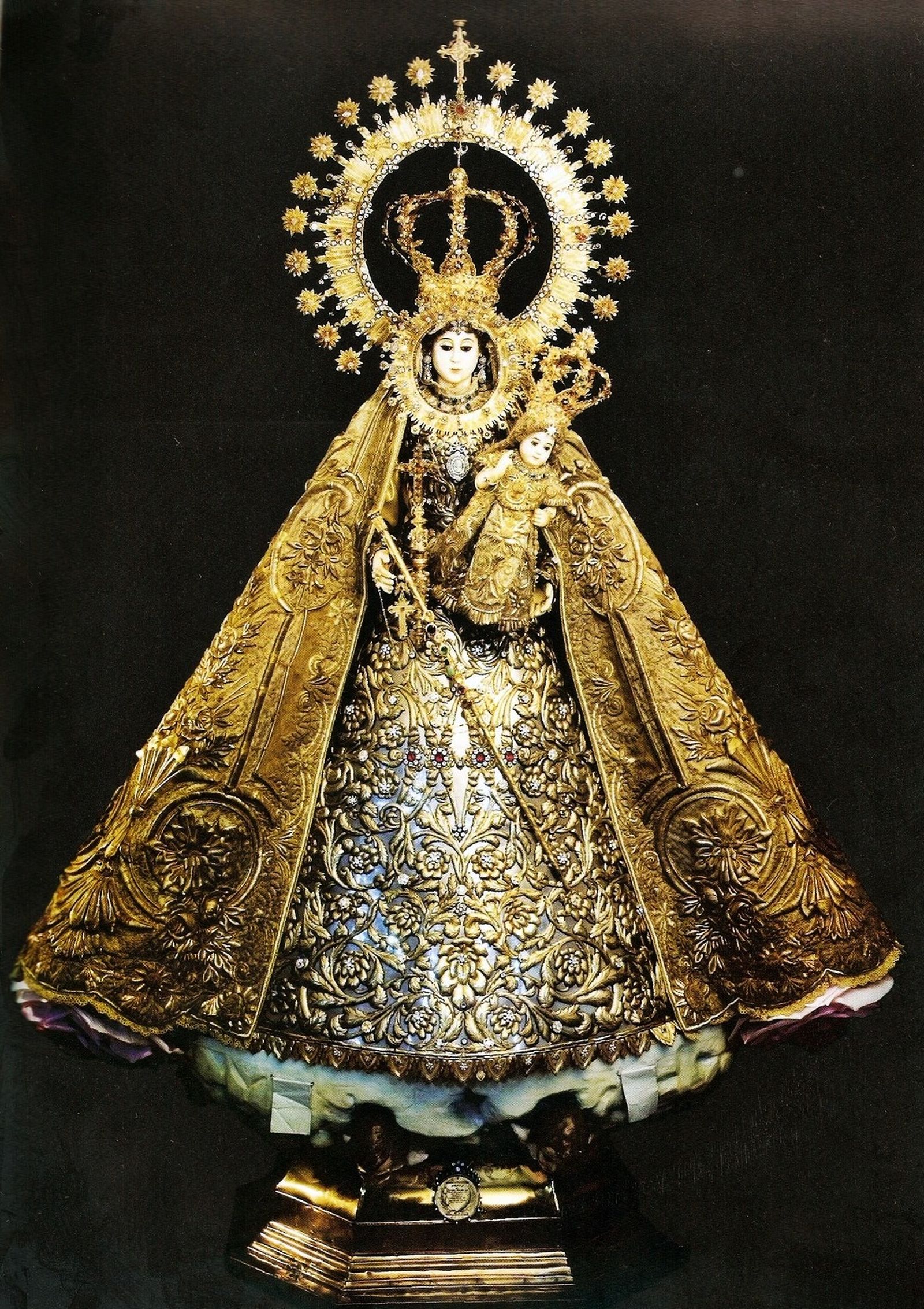 La imagen de Nuestra Señora del Rosario 'La Naval de Manila' (1593).  En Filipinas, a las mujeres como a lás imágenes religiosas, empezando con las de la Virgen, se las ve como posesiones de tipo feudal