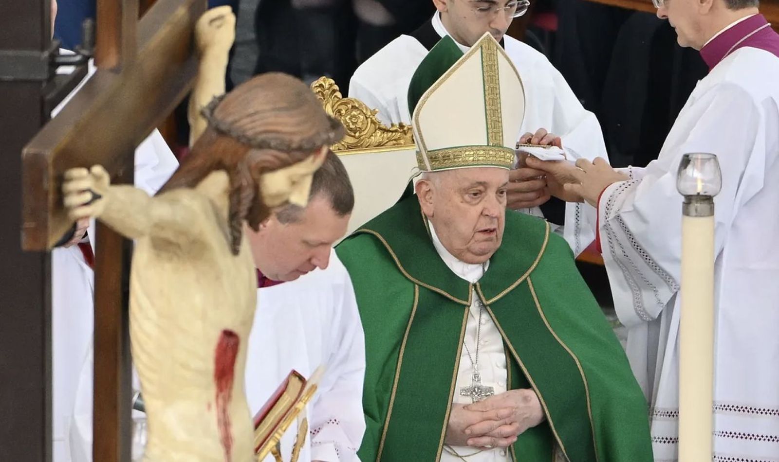 El papa interrumpe la lectura de su homilía