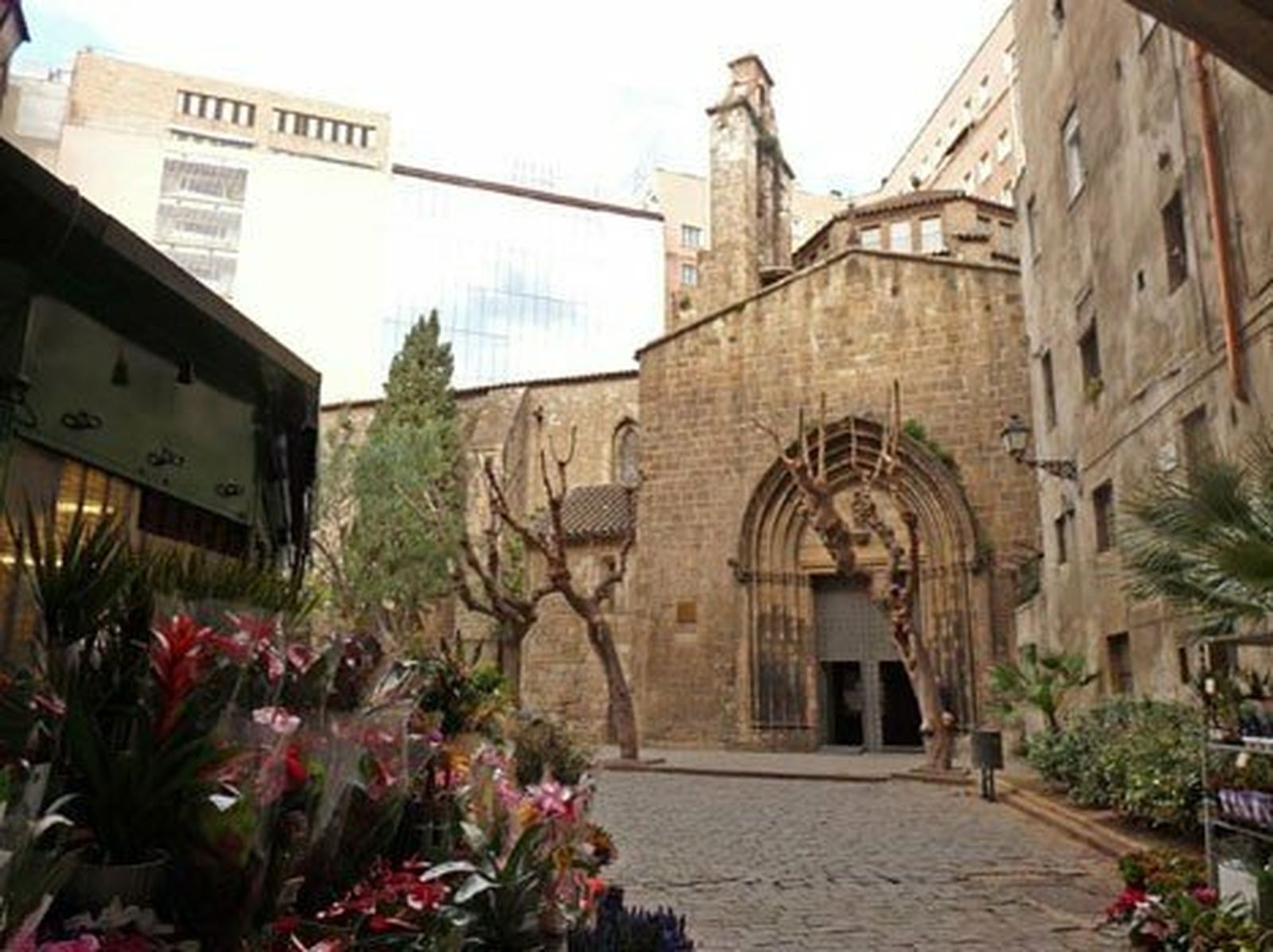 Fachada de la iglesia de Santa Ana, Barcelona
