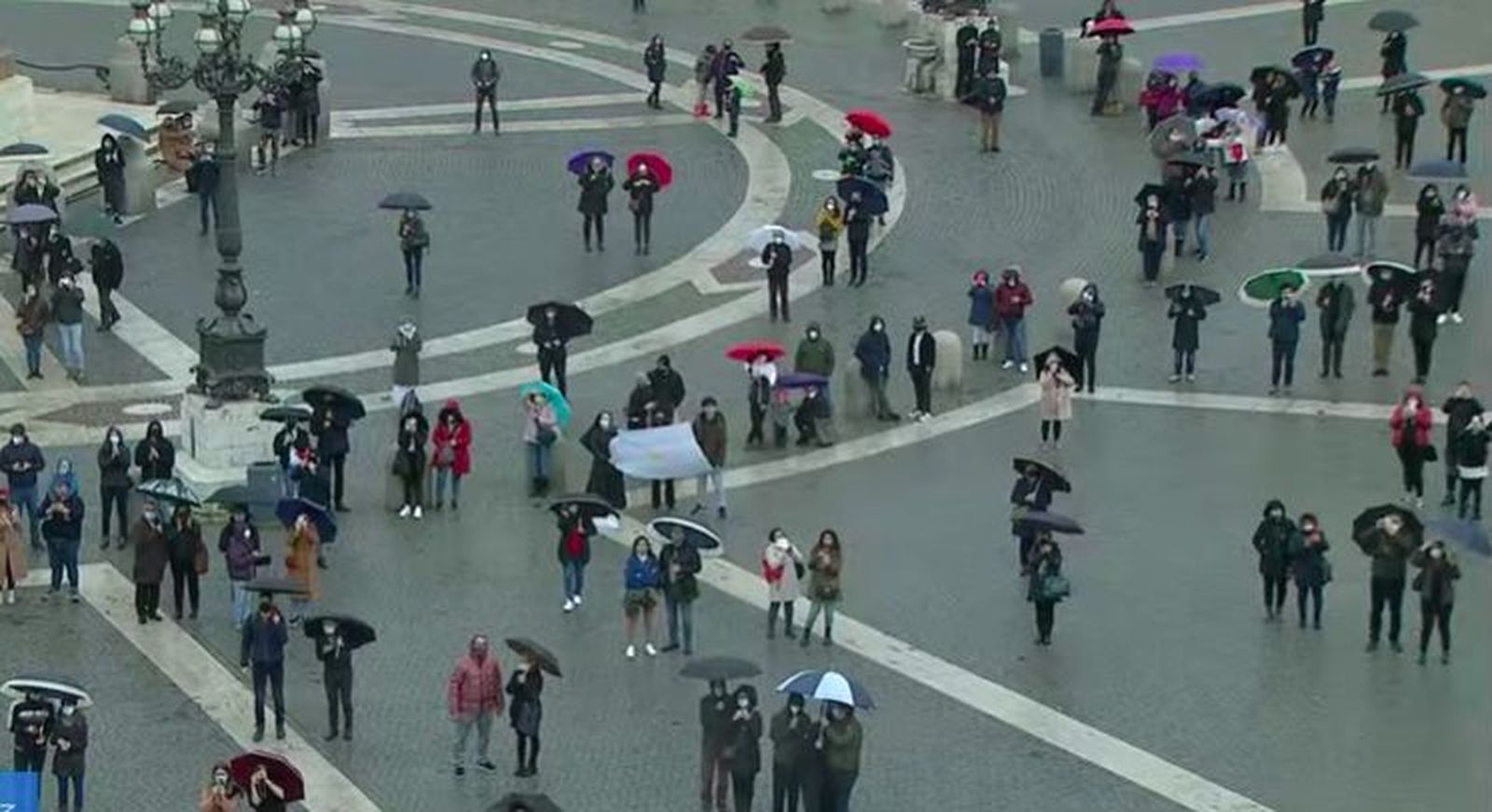 Decenas de fieles acompañaron, de nuevo, al Papa en el Angelus