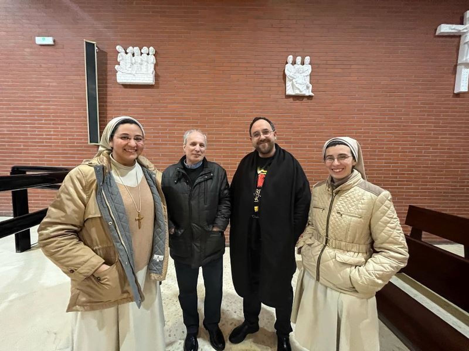 Casado junto al párroco del Corpus, Antón Rey y dos religiosas