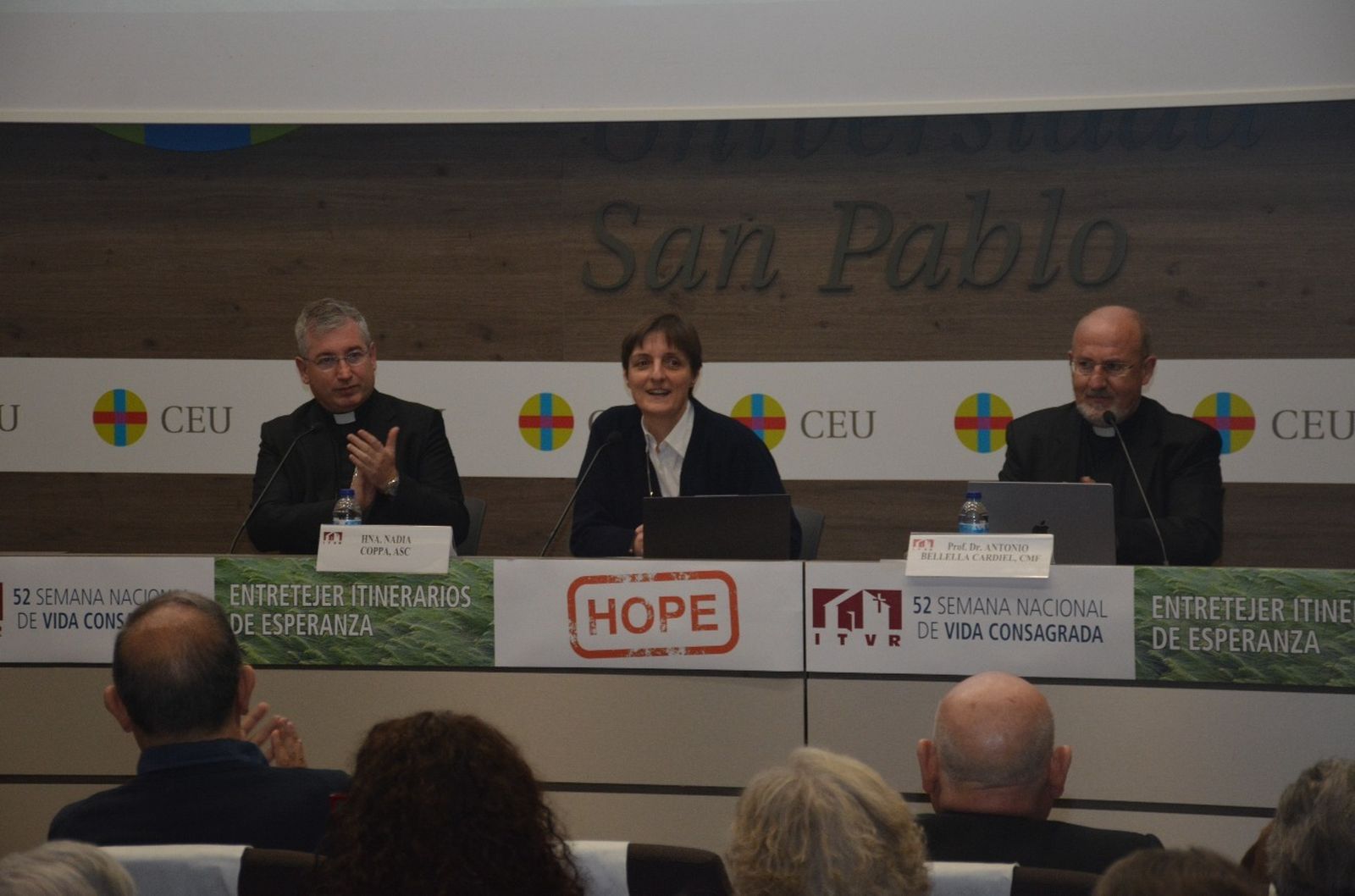 Nadia Coppa entre el obispo Fernando Prado y Antonio Bellela