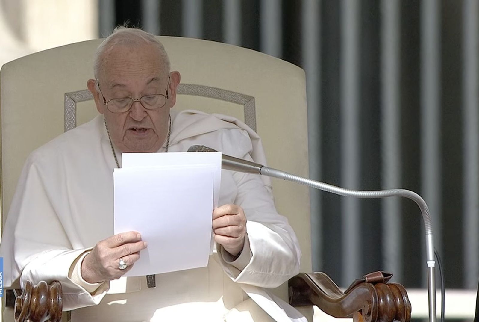 Francisco lee la catequesis