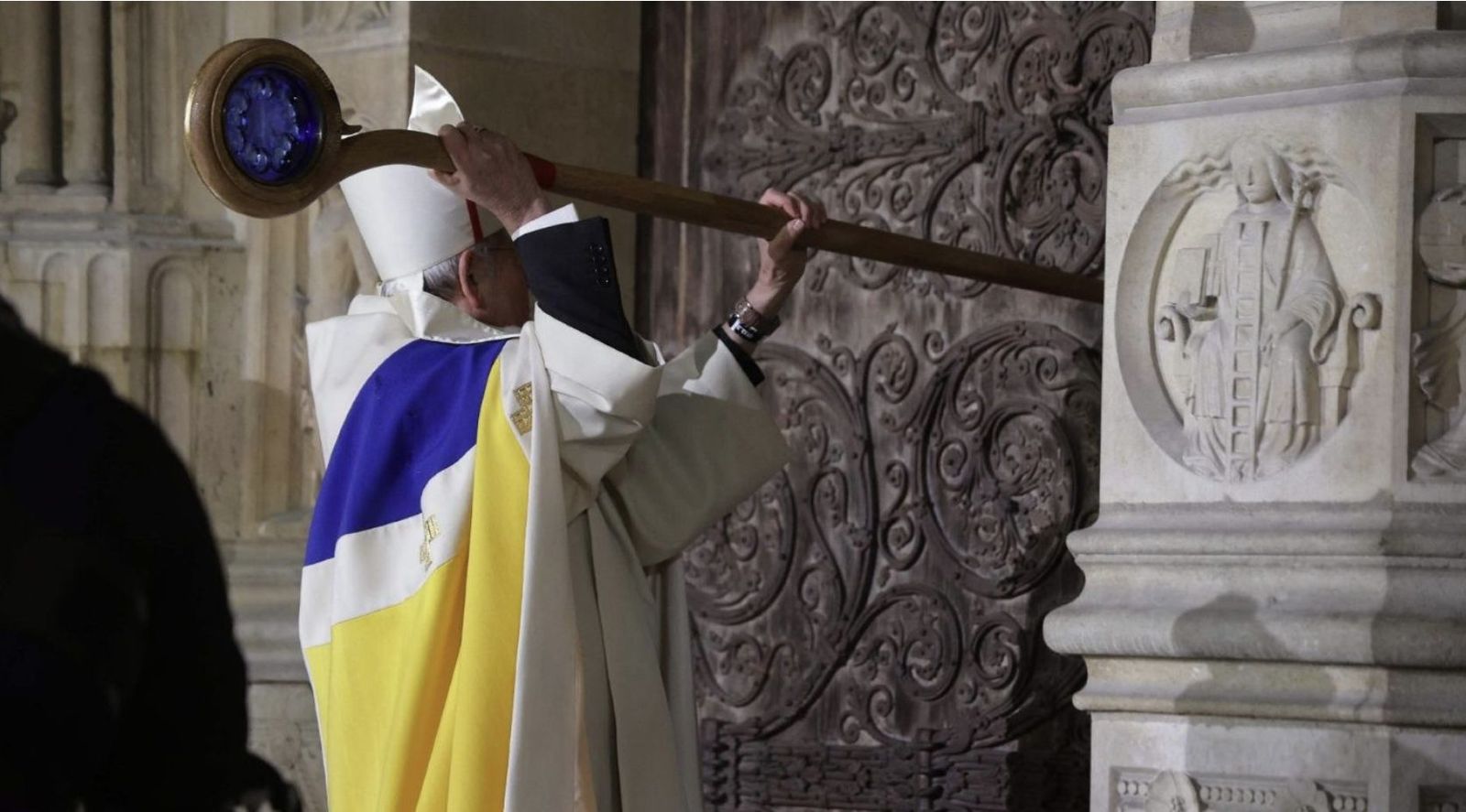 Ulrich llam a la puerta de Notre Dame