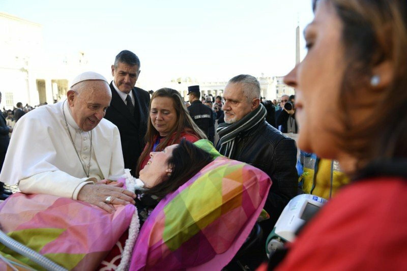 El Papa saluda a una enferma