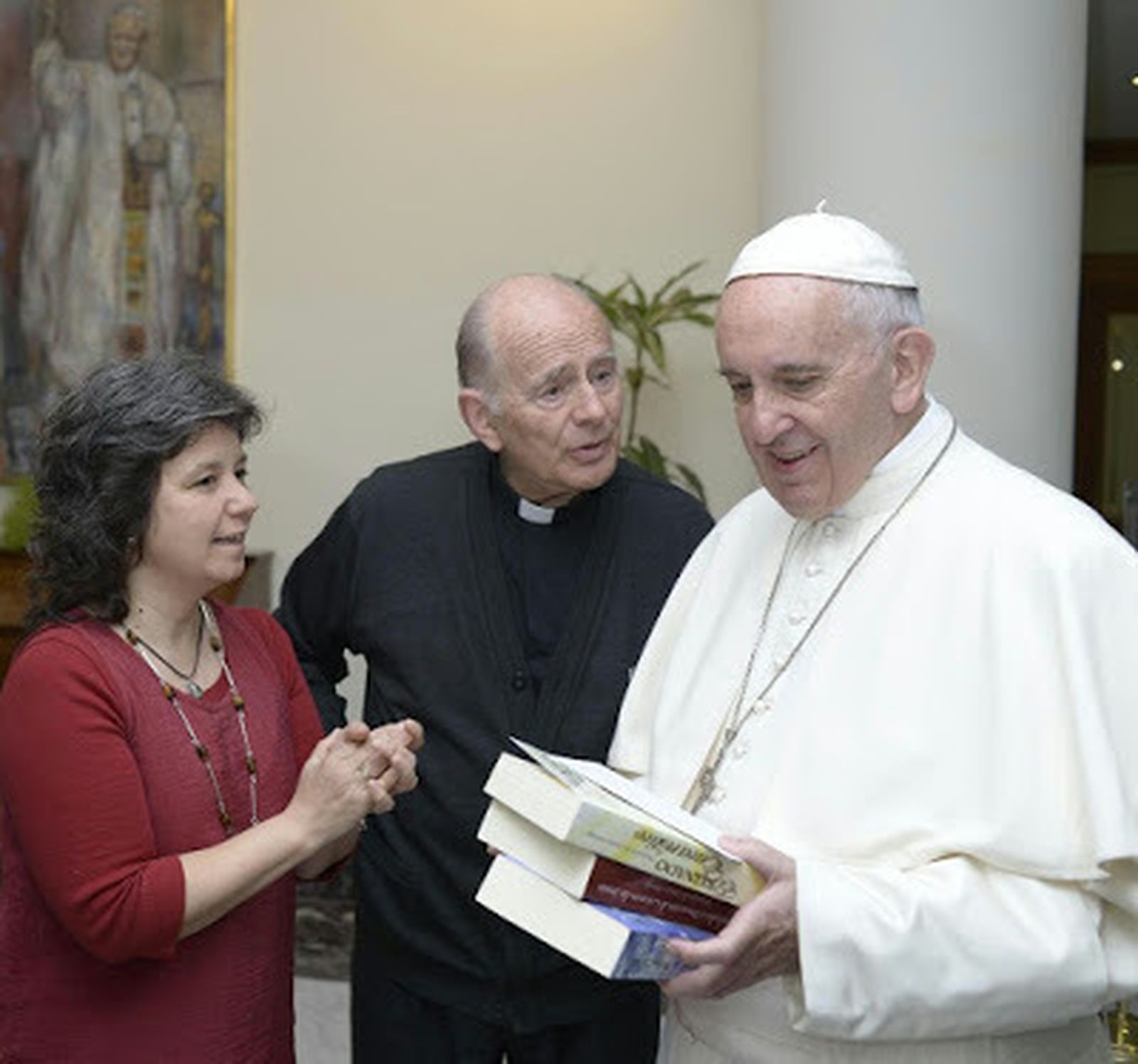 Marga y su director espiritual con el Papa Francisco