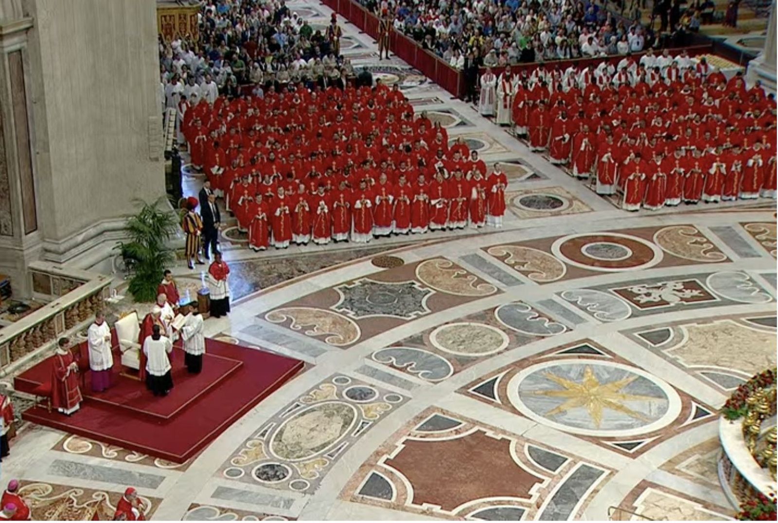 Vista de la basílica de San Pedro en la misa de Pentecostés