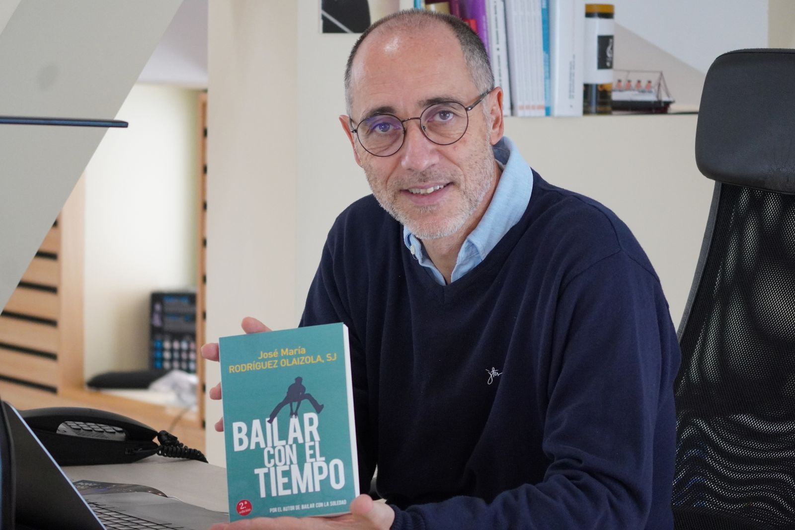 Rodríguez Olaizola posa en su despacho con su último libro