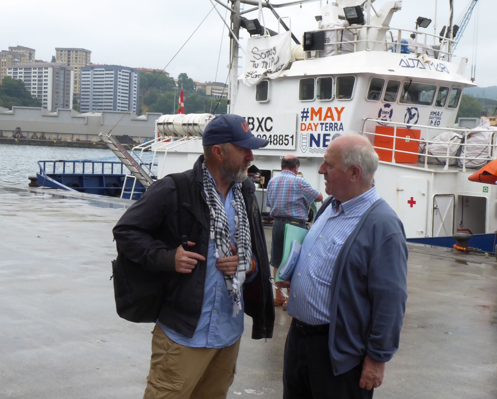 Manifestación en Pasaia en apoyo al Aita Mari