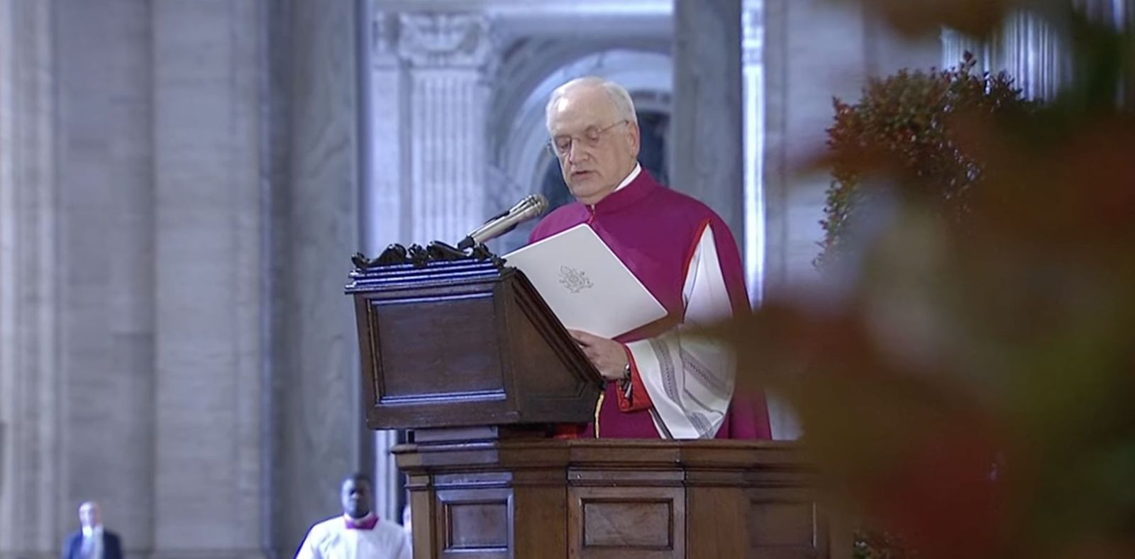 El protonotario lee la Bula del Jubileo