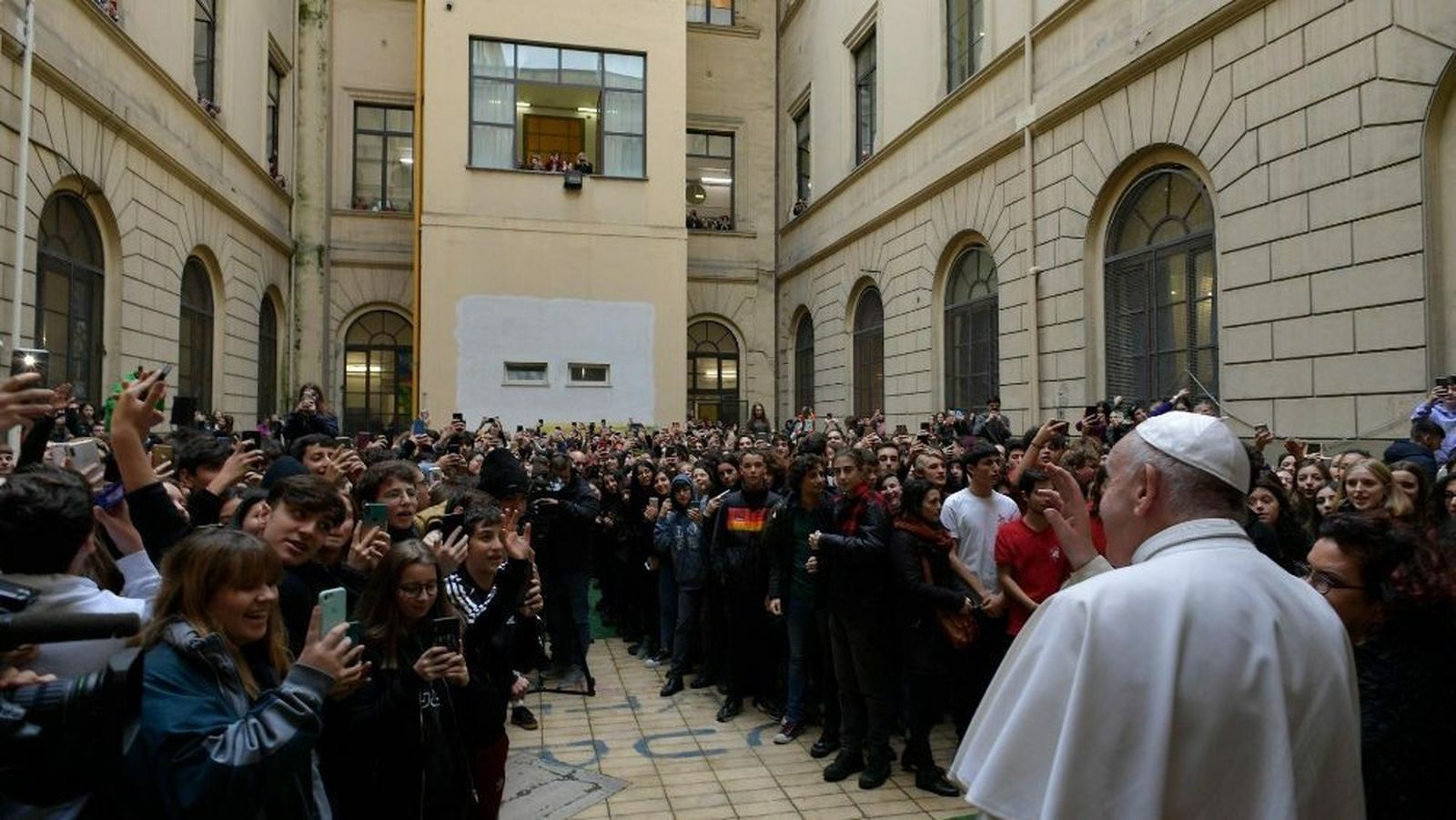 Visita sorpresa del Papa a un instituto romano