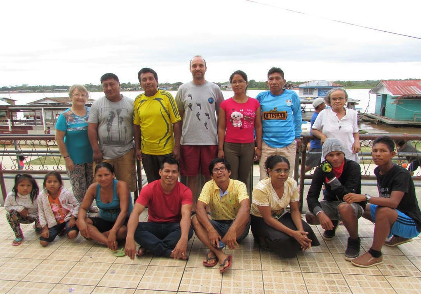 El misionero César Caro, rodeado de fieles