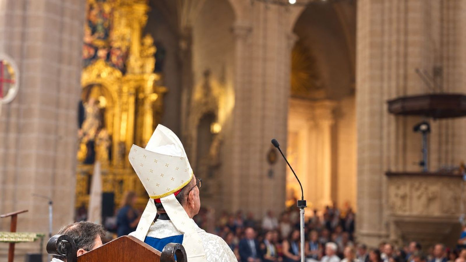 El cardenal Omella preside la celebración en un marco cargado de historia y espiritualidad.