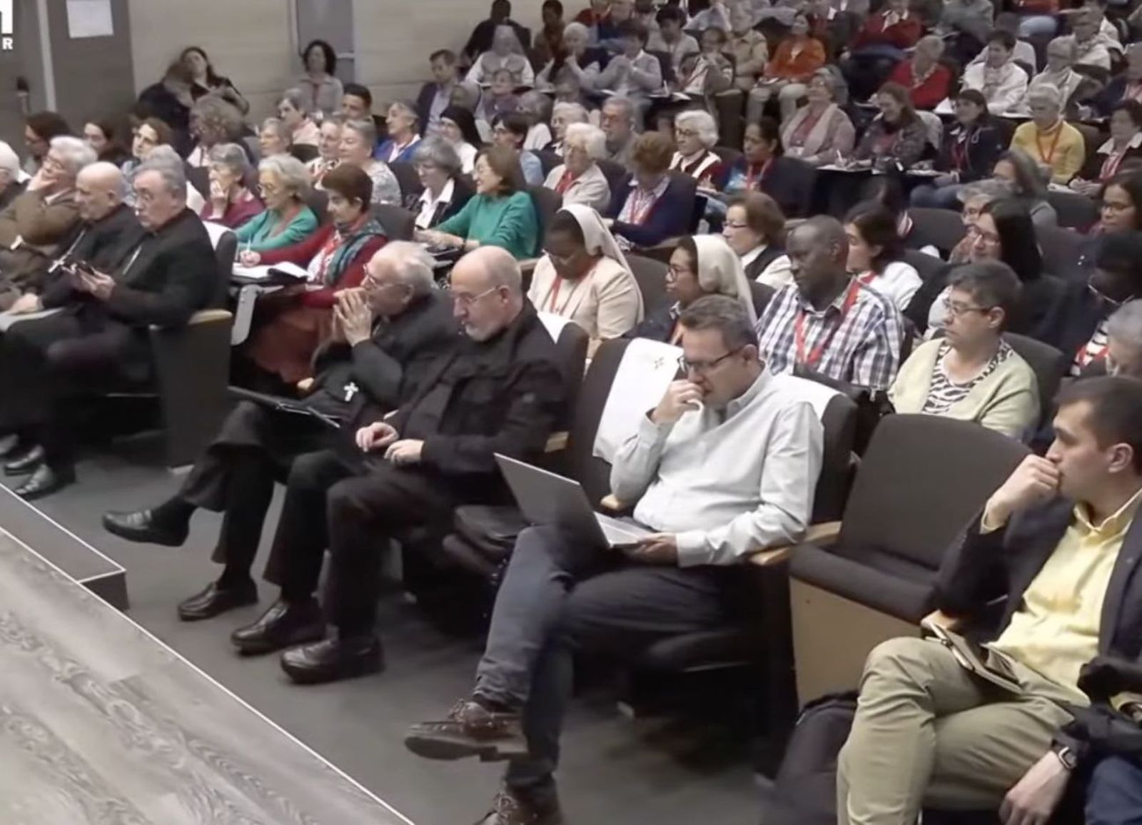 El cardenal Bocos y el obispo Luis Ángel de las Heras, entre los asistentes a la SNVC