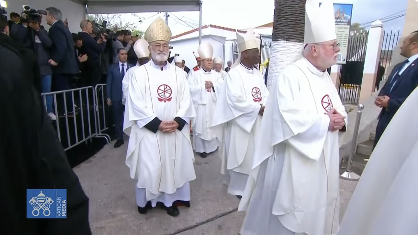 El cardenal salesiano español Cristóbal López, en la procsión de entrada