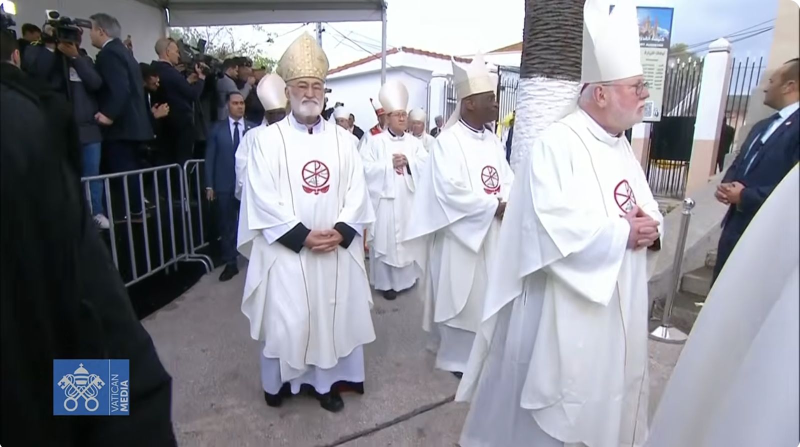 El cardenal López, en Argelia, entrando a la basílica de san Agustín